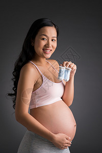 快乐的越南孕妇手里拿着婴儿袜图片
