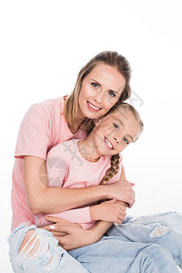 女儿和母亲笑着拥抱在一起在白图片