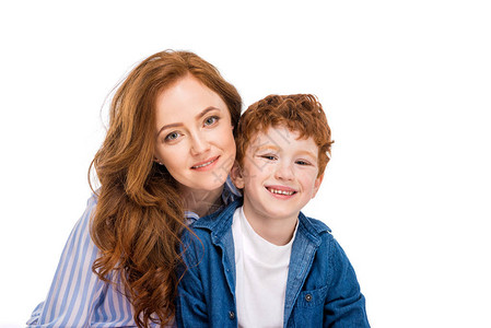 快乐的红发母亲和儿子在镜头中微笑图片