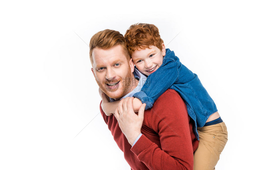 喜悦的红发父亲和儿子拥抱笑着在镜头中被图片