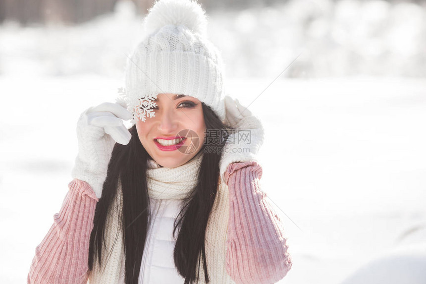 年轻快乐女人的肖像冬天背景图片