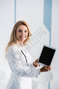 金发医生显示在诊所用空白屏幕检图片