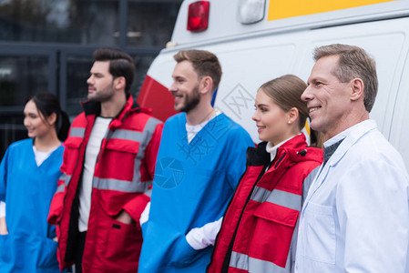 救护车医生工作团队微笑和站在汽车前图片