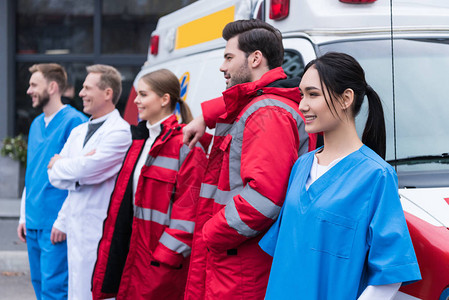 救护车救护医生工作组站立在图片