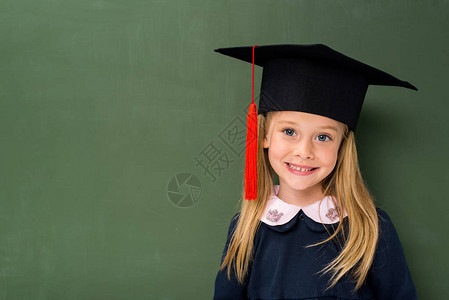 戴着毕业帽子的笑着女学生图片