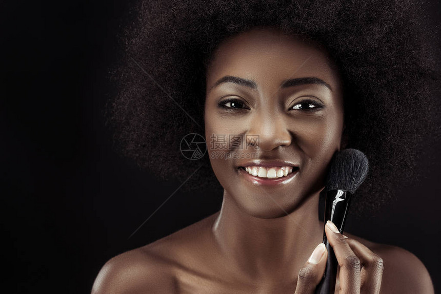 快乐的非洲美裔女人用黑色隔图片