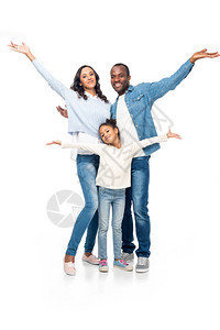 欢乐的非洲美家庭张开双臂微图片