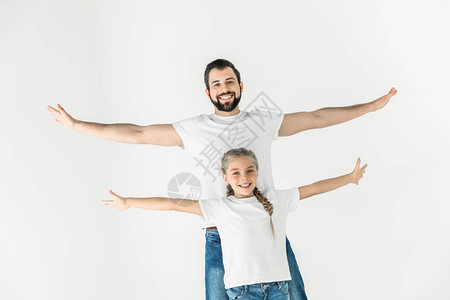 快乐的父亲和女儿站在敞开的双臂上图片