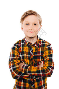 可爱的小男孩的肖像站在十字手和笑着微笑的镜头中图片