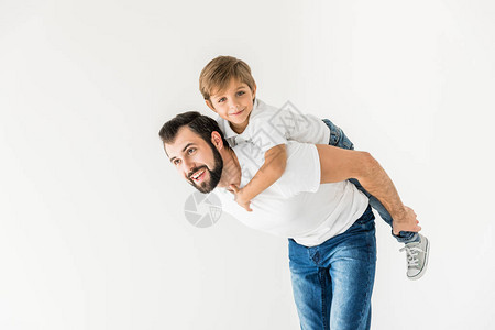 快乐的父亲骑着可爱的小儿子图片