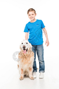 快乐的小男孩在追寻金色的狗和对图片