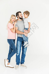 快乐的年轻家庭一个孩子站在一起图片