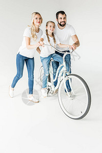 教育女儿骑单车骑着孤立图片
