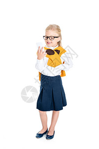 可爱笑的小女孩在眼镜中使用智能手机图片