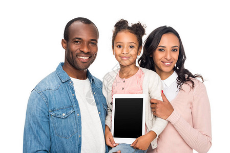 拥有数字平板电脑的非洲幸福家庭用白色隔着的空白屏幕图片