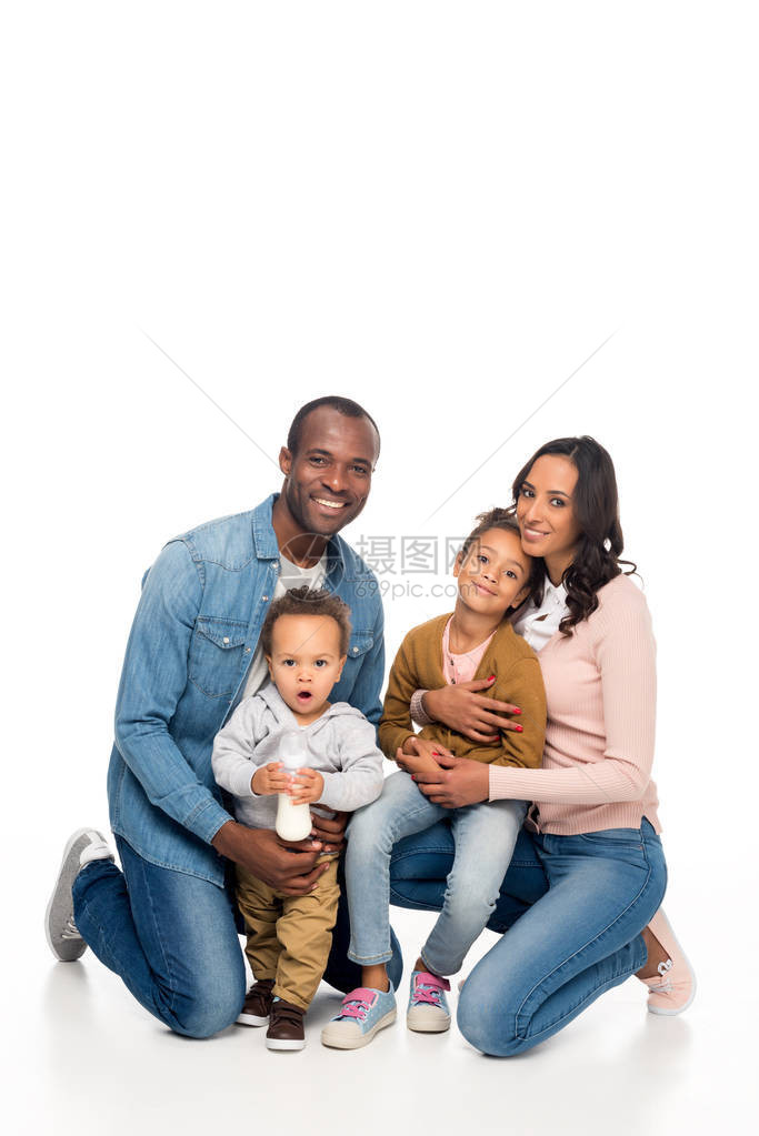 快乐的非洲美国人家庭拥抱和微笑着镜头在图片