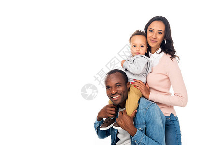 欢乐的非洲美家庭站在一起图片