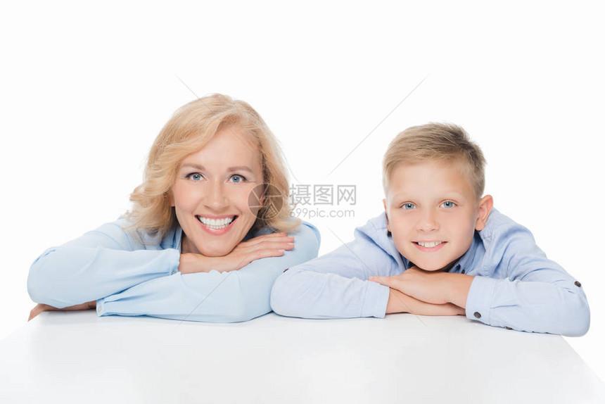 美丽的快乐的外婆孙子笑着微笑在摄影图片