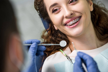 在牙医附近检查牙齿时穿着牙套的快图片