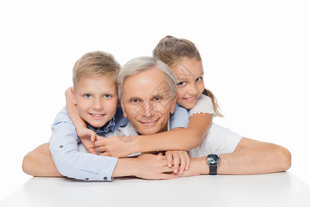 快乐的外祖父与孙子抱微笑着图片