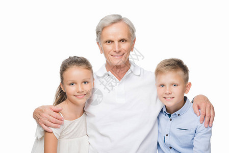快乐的祖父和孙子拥抱并微笑着在镜图片