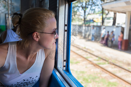年轻女冒险家在亚洲乘火车旅行图片