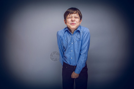 10年欧洲外表10年的少年男孩需要使用厕所细胞炎尿道失禁图片