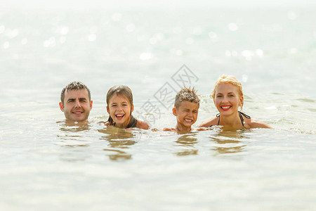 美丽幸福的一家人一起在海里游泳图片