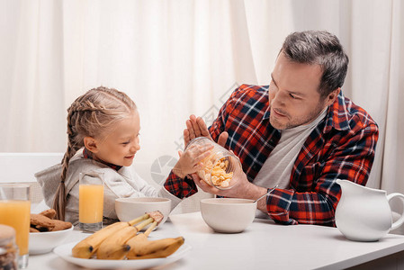 快乐的父亲和女儿在早餐图片