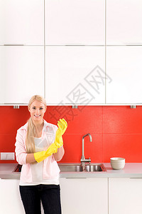 打扫厨房的女人图片