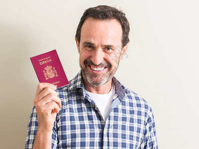 老人拿着西班牙护照脸上笑着站自信地图片