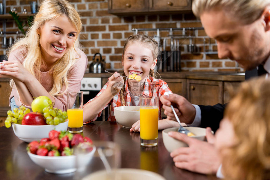 快乐的年轻家庭在家一起吃早图片
