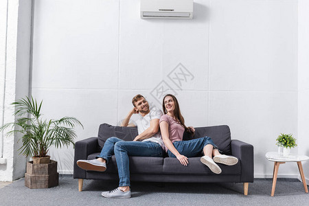 肯定的女朋友和男朋友抱在家中用空调图片