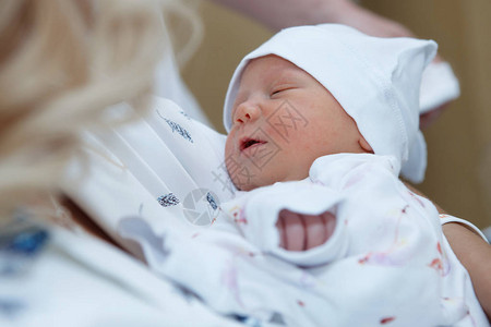 刚出生的婴儿裹着尿布图片