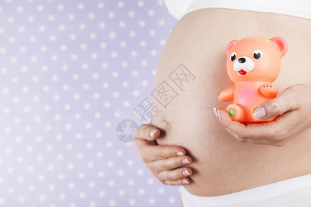 熊和快乐的孕妇图片