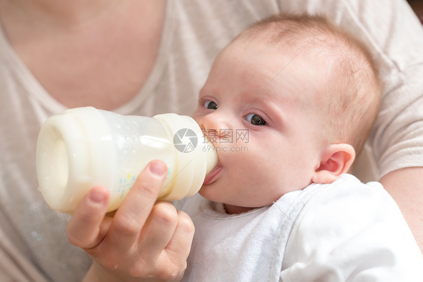 妈用奶瓶喂婴儿的手图片