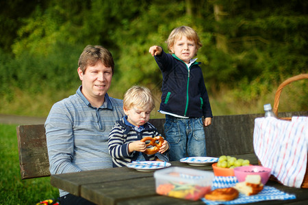 年幼的父亲和两个小男孩在夏图片