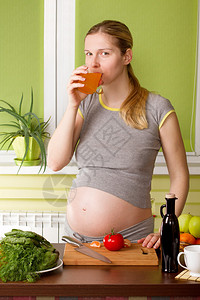 孕妇在厨房烹饪健康食品图片