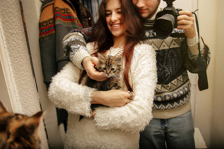 时髦的潮人夫妇收养了无家可归的可爱小猫图片