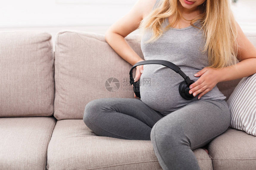 孕妇在肚子上戴耳机图片
