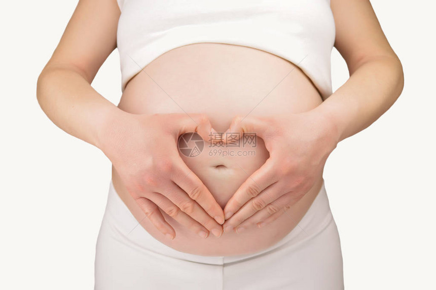 孕妇在白种背景下用双手将肚子套在腹部上图片