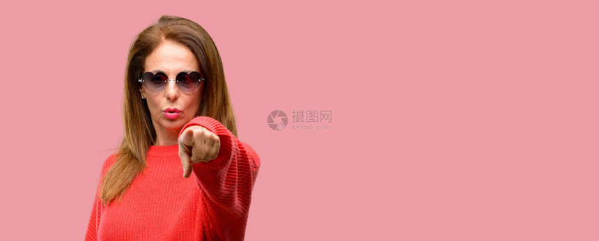 中年妇女戴着心墨镜用手指图片