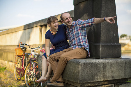 快乐的年轻情侣爱情中的情侣在城市石块图片