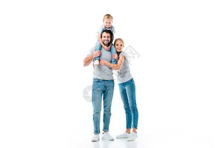 幸福的一家人互相拥抱微笑看着在白色上图片