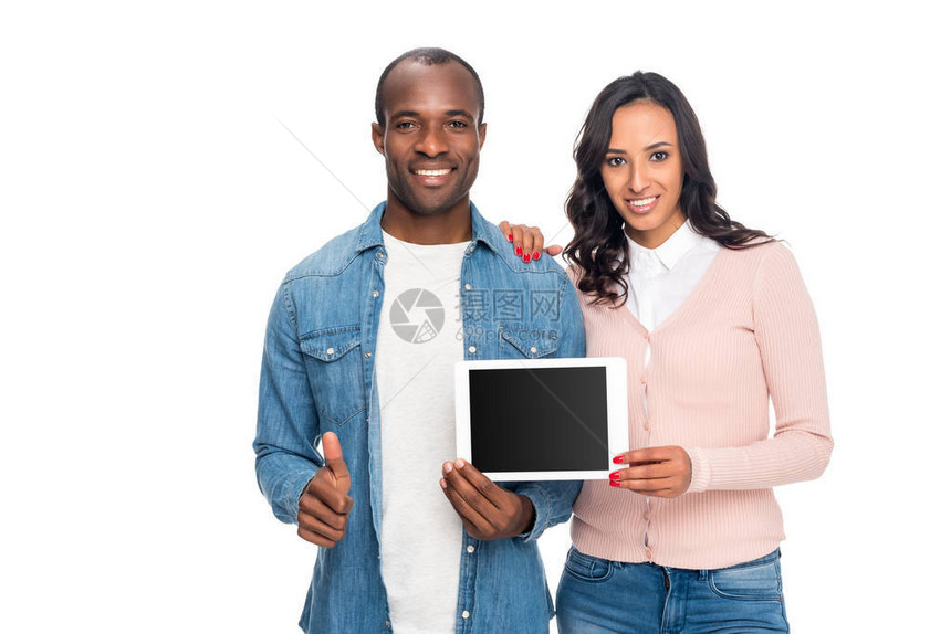 非洲裔美国夫妇拿着带空白屏幕的数字平板电脑图片