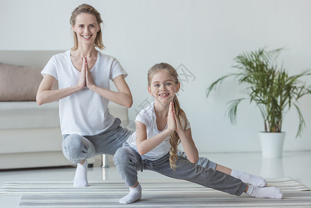 母女在家一起练瑜伽图片
