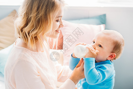 在家里用婴儿瓶子喂小孩图片