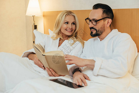 中年微笑的一对夫妇阅读书图片