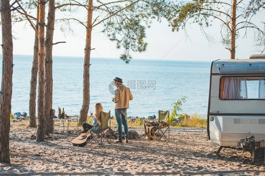 嬉皮夫妇在海边的拖车图片