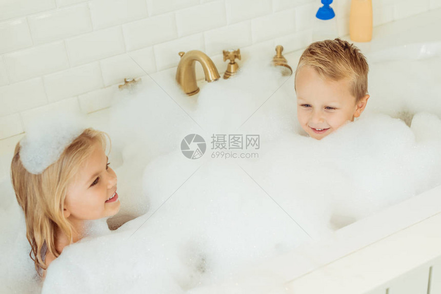 高角度观赏可爱的小孩在浴缸中一图片